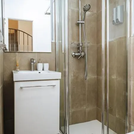 The Secret To A Great In * 1' Giralda Apartment *